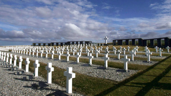 Malvinas: hallaron restos de cinco combatientes argentinos no identificados en el cementerio de Darwin