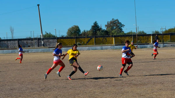 Se juega un nuevo capítulo del fútbol femenino local