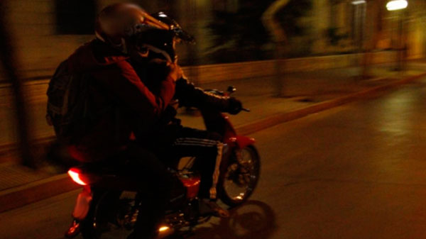 Motochorros asaltaron a un delivery en el parque Norte