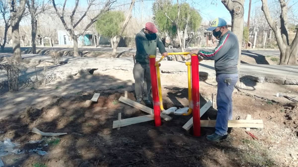 Más juegos saludables para distritos: se instalaron aparatos en plaza de Las Malvinas