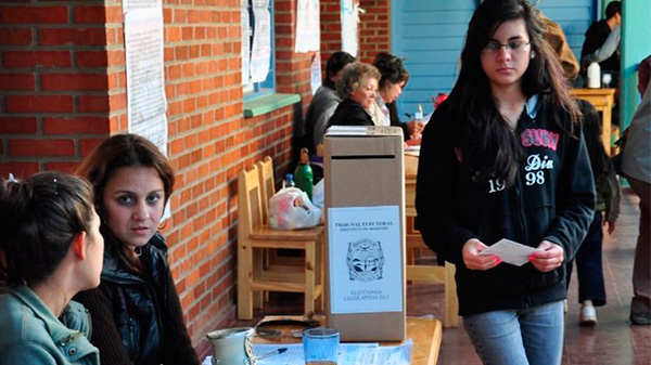 A la caza del voto joven: ¿Cómo intentan el oficialismo y la oposición seducir a esa franja?
