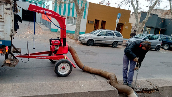 El municipio incorporó dos nuevas máquinas para triturar hojas