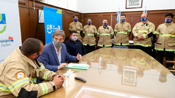 El Municipio asistió a bomberos de Salto de las Rosas con más de medio millón de pesos