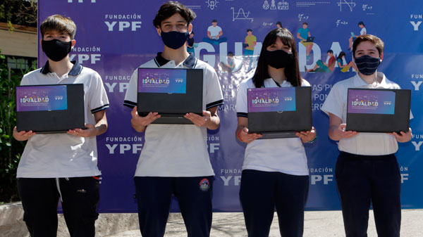 La Fundación YPF donó 510 computadoras a estudiantes de escuelas técnicas