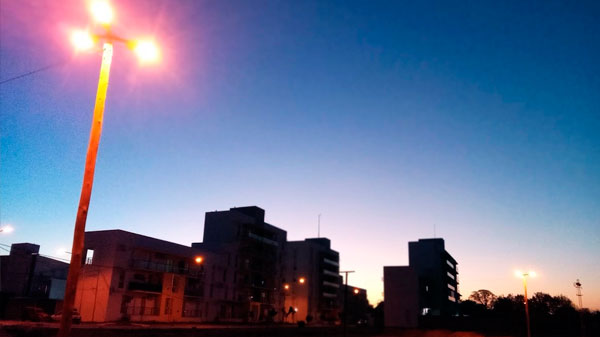 Nuevas torres con luminarias en el predio lindero al barrio Procrear