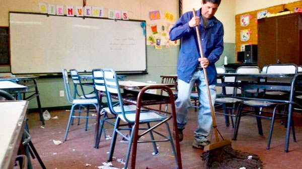 Feriado del 2 de septiembre: pagarán a docentes y celadores el día trabajado