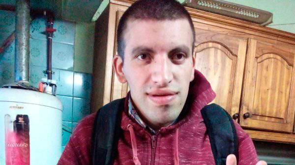 No puede llevar a su hijo la escuela porque le robaron el uniforme de APRID