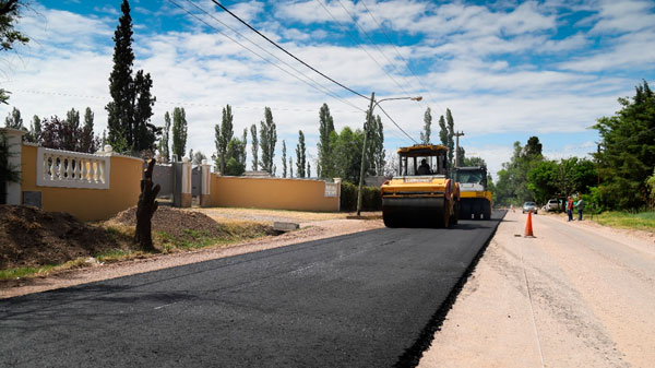 Comenzó el asfalto en Adolfo Calle y el intendente anunció la pavimentación en Balloffet y Jaime Prats