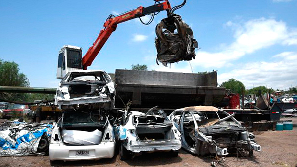 Compactarán autos que se encuentran en la playa vial