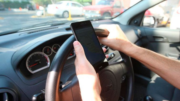 Casi 3 mil conductores fueron multados por usar celular