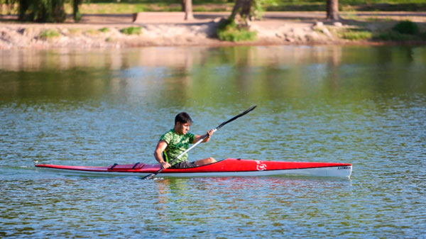 Deportistas sanrafaelinos practican en la laguna del parque Mariano Moreno
