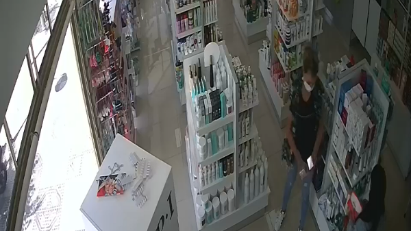 Buscan a mecheras que robaron en una perfumería (video)