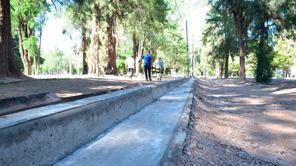 Se construyen cordones para delimitar el acceso al parque Yrigoyen