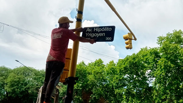 Renovación de los carteles nomencladores en calles de ciudad