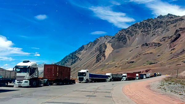 Preocupación por los tres mil camiones varados en la frontera con Chile