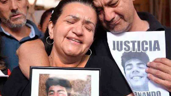 Los padres de Fernando en el lugar del crimen: «Buscamos un poco de paz, de consuelo»