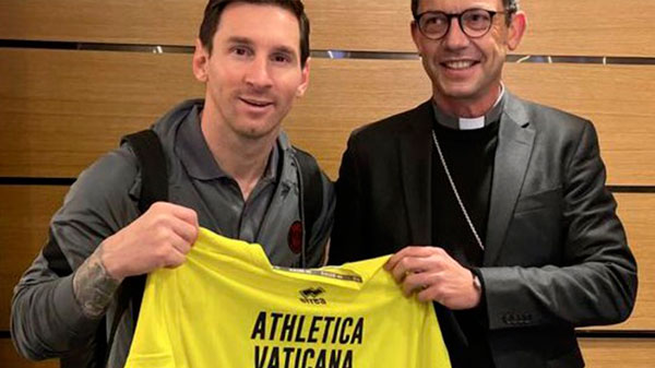 Messi recibió una camiseta del equipo del Vaticano firmada por el papa Francisco