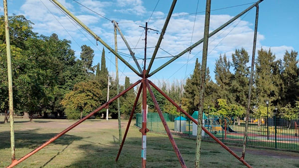 Clausuraron un “saltarín” ubicado al lado del parque de los niños