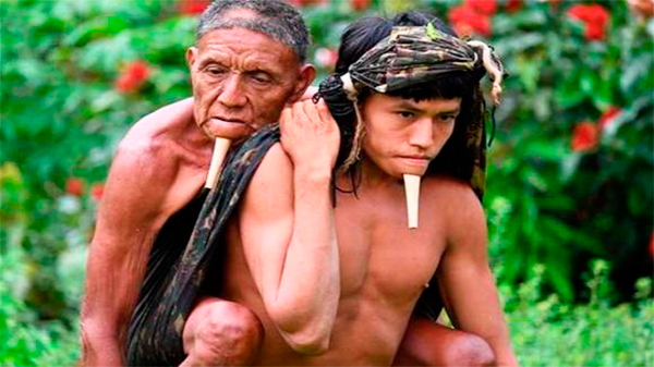 Un indígena llevó en su espalda a su padre durante seis horas para que se vacune contra el COVID-19