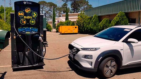 En Australia utilizan el aceite viejo de las papas fritas para cargar un auto eléctrico