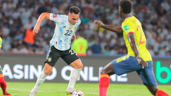 Argentina le ganó a Colombia ante el fervor cordobés y estiró su invicto