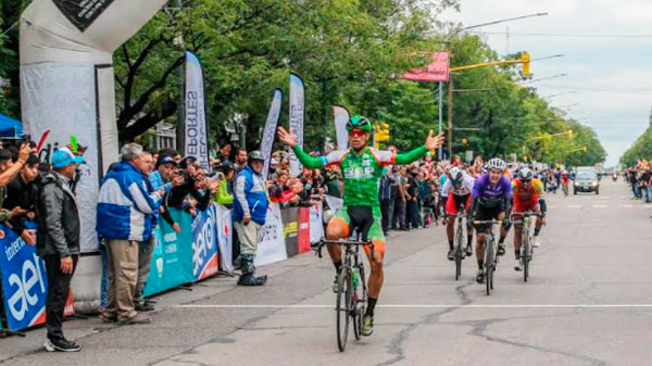 Leonardo Cobarrubia, ganó en San Rafael y es nuevo líder de la Vuelta de Mendoza