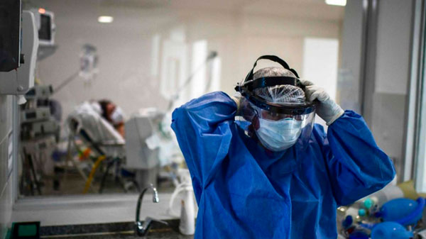 Caen los casos mundiales de coronavirus, pero la OMS reiteró que la pandemia «no terminó»