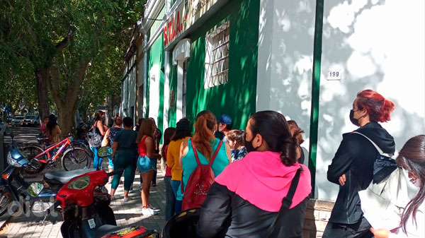 Los trabajadores de la alimentación reciben un kit escolar para sus hijos