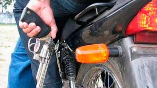 Un motochorro asaltó a una comerciante