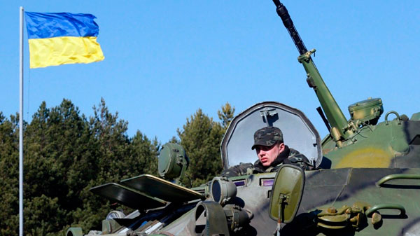 Ucrania moviliza a soldados reservistas y pide a sus ciudadanos salir de Rusia
