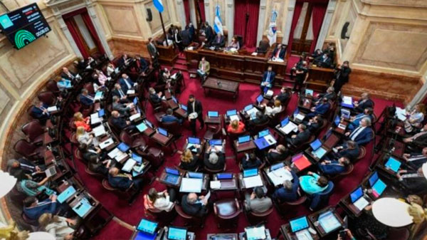 Senadores del FdT presentaron un proyecto para pagar deuda con dinero fugado