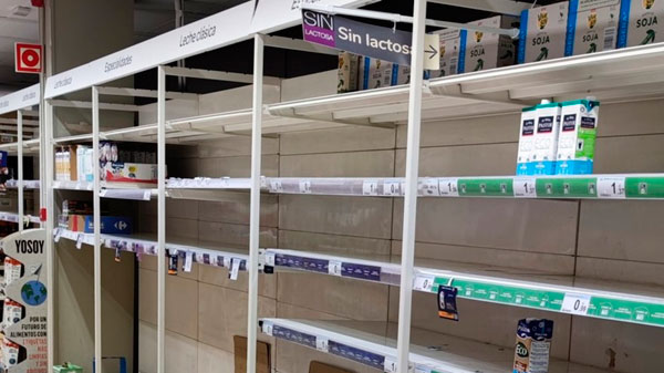 Preocupación en España por la falta de leche y aceite en los supermercados