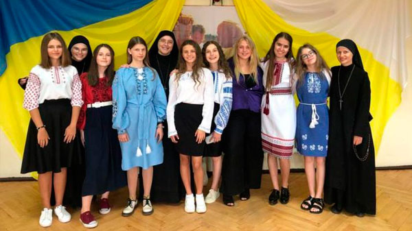Una religiosa sanrafaelina vive en Ucrania y ayuda a evacuar niños, adolescentes y madres solteras con hijos