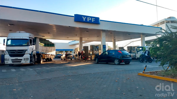 Las estaciones de servicio de YPF continuarán aceptando el pago con tarjeta de crédito