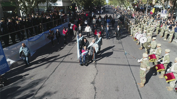 Una multitud acompañó el gran desfile en honor a los Héroes de Malvinas