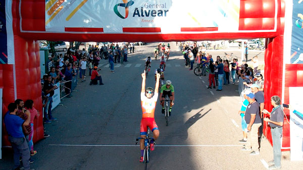 Emiliano Contreras se quedó con la primera etapa de la Vuelta de Alvear 