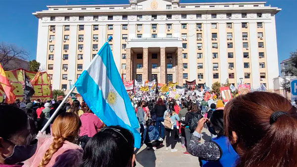 ¿Mal arreglo?: a pesar del aumento, los estatales de Mendoza perdieron contra la inflación