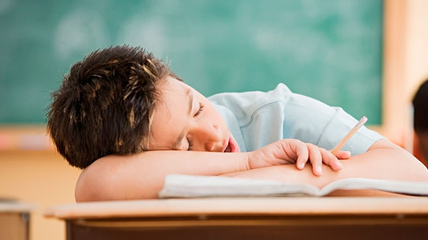 Atrasar el reloj: científicos dicen que no es normal mandar a los niños a la escuela de noche