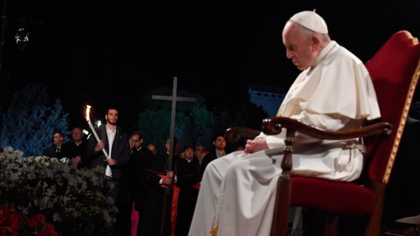 Luego de una pausa por los dos años de pandemia, el Papa volvió a celebrar el Vía Crucis en el Coliseo