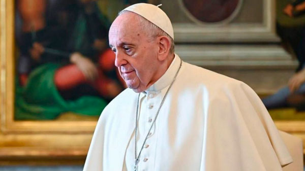 El papa Francisco, limitado por dolores en una pierna: «El médico me dijo que no caminara»