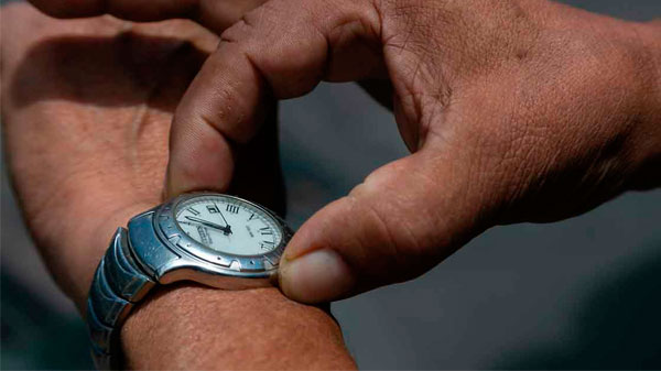 Avanza en la Legislatura el proyecto para atrasar una hora el reloj