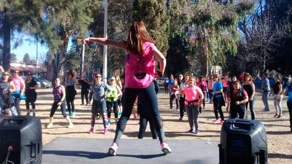 Sábado de zumba en paseo Rawson y plaza Francia