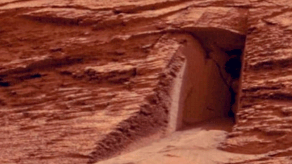 Un robot de la NASA fotografió una misteriosa puerta en Marte