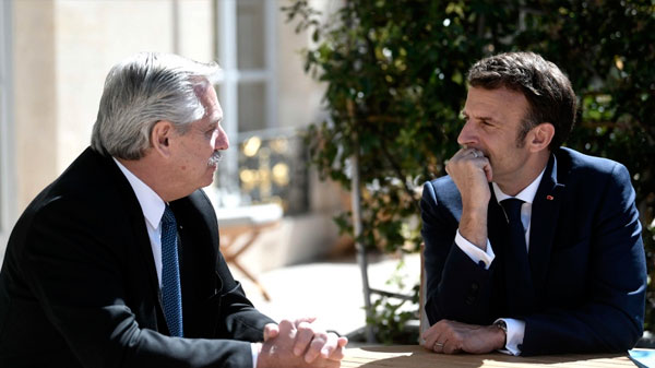 Fernández al reunirse con Macron: «El mundo precisa más proteínas, no más misiles»