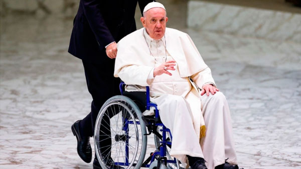 El Papa se mostró por primera vez en silla de ruedas por su dolor de rodilla