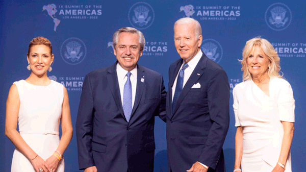 El mandatario participó de la ceremonia inaugural, donde fue recibido por Joseph Biden