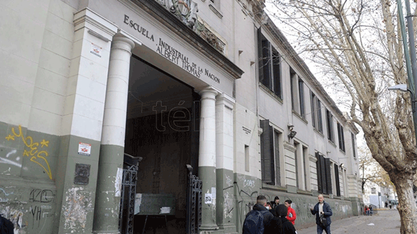 Un alumno fue golpeado por compañeros en una escuela de La Plata y terminó internado