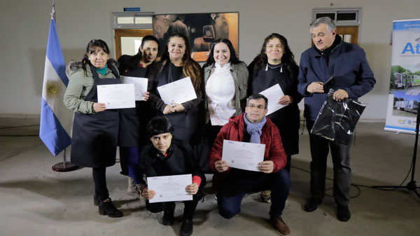 Jóvenes alvearenses completaron su formación en el aula móvil de gastronomía