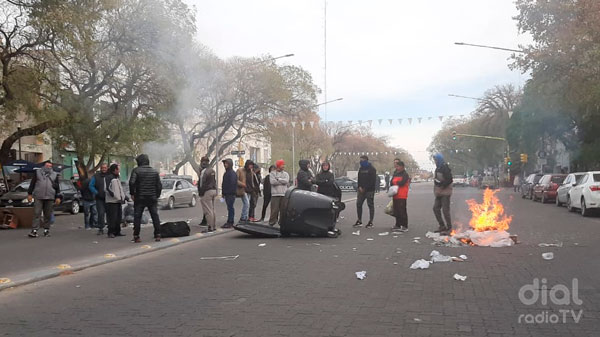 El Municipio y la Cámara de Comercio hablaron sobre los operativos en el microcentro por la ordenanza de la venta ambulante y puestos fijos