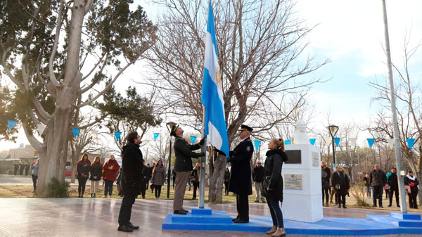 Actos por el Día de la Bandera en plaza Manuel Belgrano